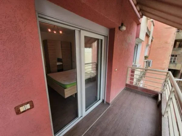 Tirane, jepet me qera apartament 1+1+A+BLK Kati 4, 60 m² 55.000 Leke (Bulevardi Zhan D'Ark)