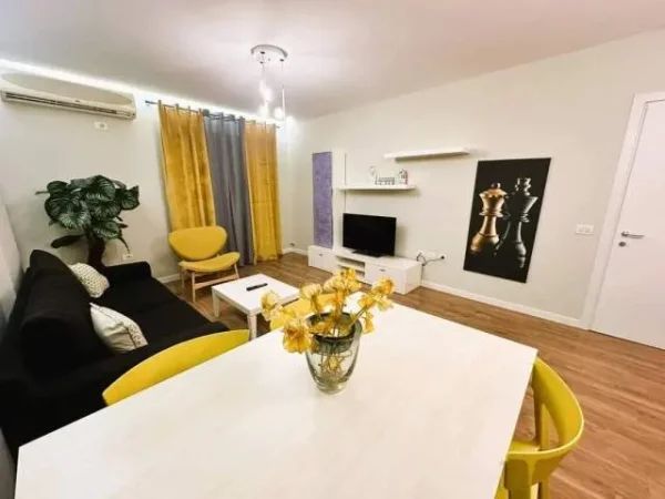 Tirane, jap me qera apartament 100 m² 700 Euro (Rr. Stavri Themeli)