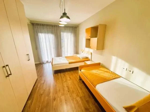 Tirane, jap me qera apartament 100 m² 700 Euro (Rr. Stavri Themeli)