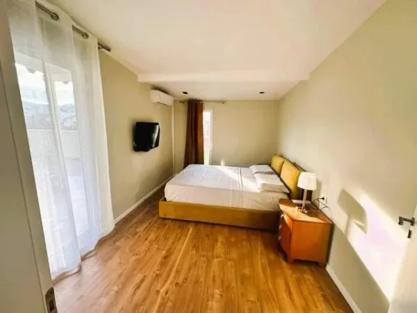 Tirane, jap me qera apartament 100 m² 700 Euro (Rr. Stavri Themeli)