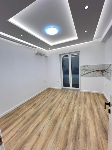 Tirane, jepet me qera ambjent biznesi Kati 3, 105 m² 1.350 Euro (Ngjit me Kafe Flora)