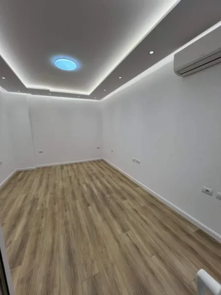 Tirane, jepet me qera ambjent biznesi Kati 3, 105 m² 1.350 Euro (Ngjit me Kafe Flora)