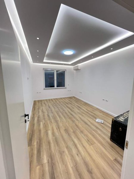 Tirane, jepet me qera ambjent biznesi Kati 3, 105 m² 1.350 Euro (Ngjit me Kafe Flora)