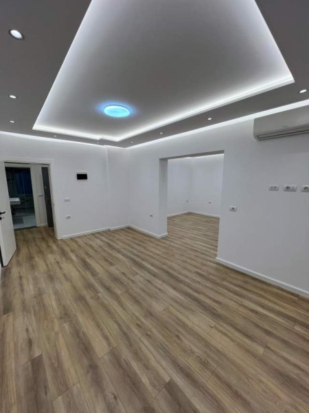 Tirane, jepet me qera ambjent biznesi Kati 3, 105 m² 1.350 Euro (Ngjit me Kafe Flora)