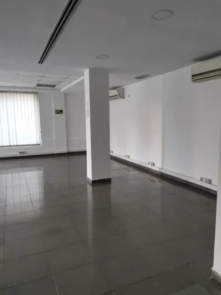 Tirane, jepet me qera dyqan Kati 0, 100 m² 2.000 Euro (ali demi)