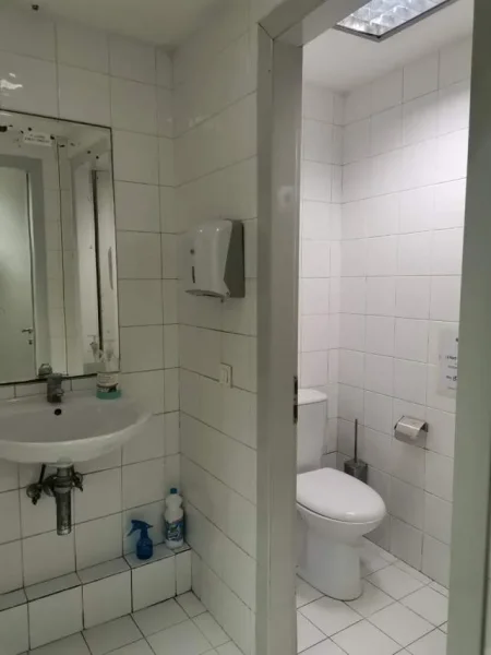 Tirane, jepet me qera dyqan Kati 0, 100 m² 2.000 Euro (ali demi)