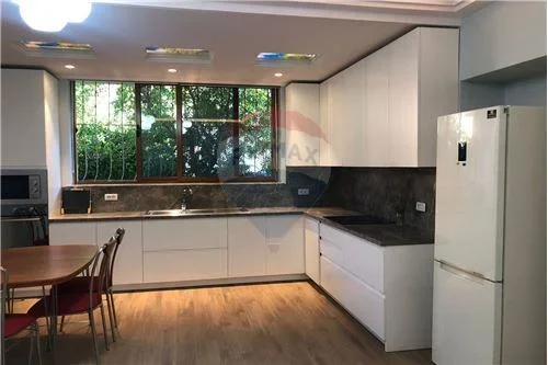 Tirane, jepet me qera apartament 1+1 90 m² 500 Euro (GLOBE)