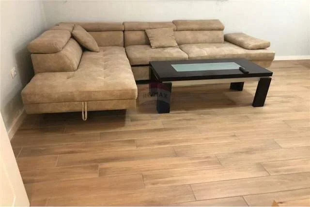 Tirane, jepet me qera apartament 1+1 90 m² 500 Euro (GLOBE)