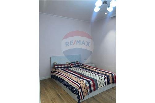 Tirane, jepet me qera apartament 1+1 90 m² 500 Euro (GLOBE)