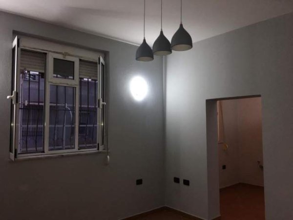 Tirane, jepet me qera dyqan Kati 0, 25 m² 350 Euro (garda)