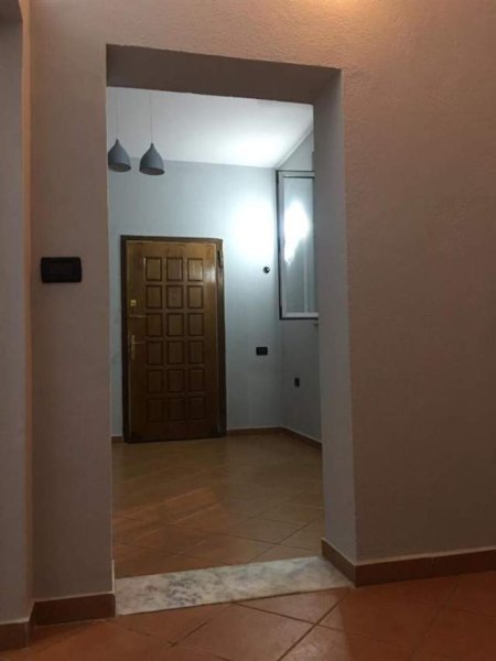 Tirane, jepet me qera dyqan Kati 0, 25 m² 350 Euro (garda)