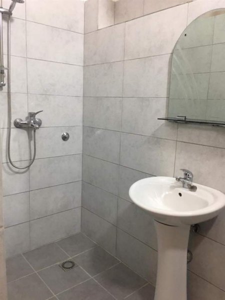 Tirane, jepet me qera dyqan Kati 0, 25 m² 350 Euro (garda)