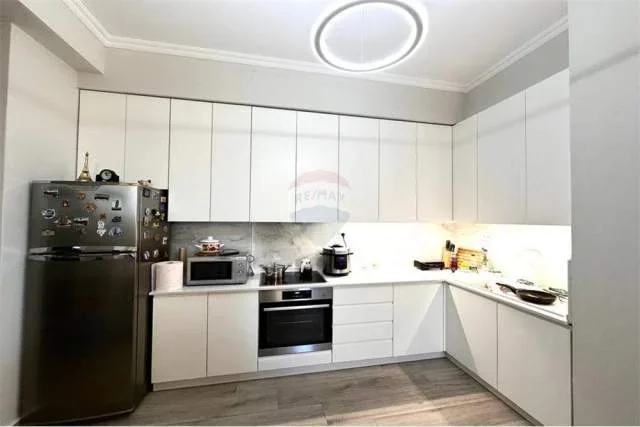 Tirane, jepet me qera apartament 2+1 72 m² 800 Euro