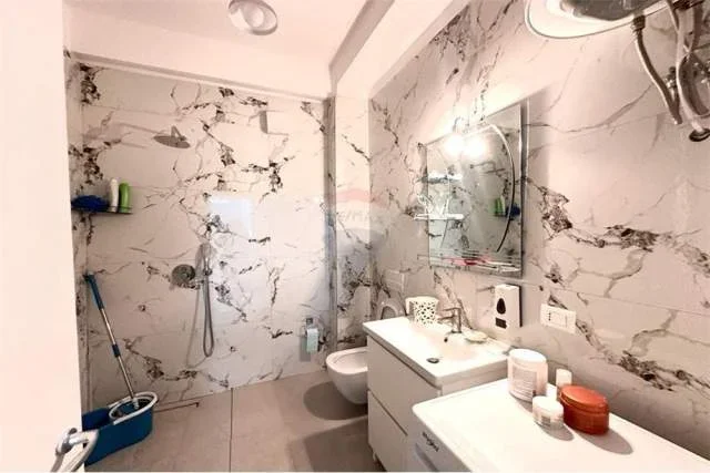 Tirane, jepet me qera apartament 2+1 72 m² 800 Euro