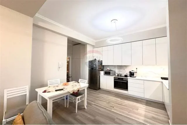 Tirane, jepet me qera apartament 2+1 72 m² 800 Euro