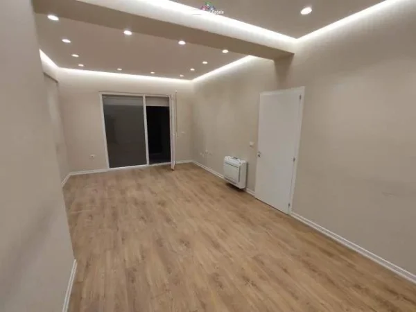 Tirane, jepet me qera zyre Kati 3, 104 m² 600 Euro (rruga e dibres)