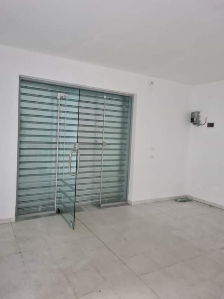 Tirane, jepet me qera dyqan Kati 0, 70 m² 700 Euro (Siri Kodra)