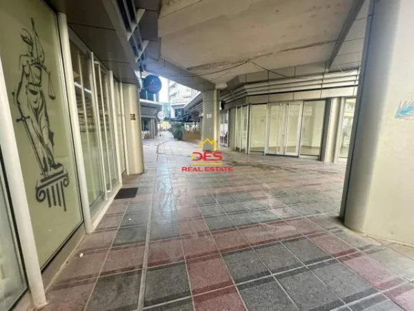 Vlore, shitet dyqan Kati 0, 52 m² 65.000 Euro (Prane Konad)