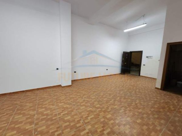 Tirane, jepet me qera ambjent biznesi Kati 1, 102 m² 1.000 Euro (Selvia)