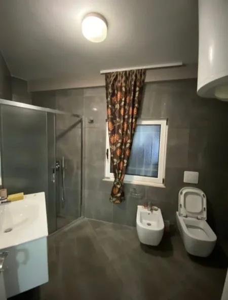 Tirane, jepet me qera apartament 2+1+BLK Kati 5, 85 m² 550 Euro (Vasil Shanto,prane hotel diplomatit)
