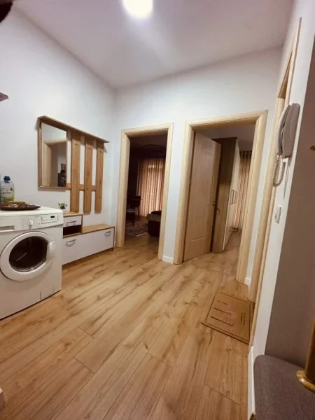 Tirane, jepet me qera apartament 1+1 Kati 2, 70 m² 550 Euro (liqeni i thate)