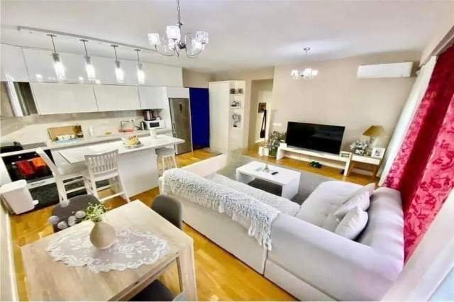 Tirane, shitet apartament 2+1 86 m²