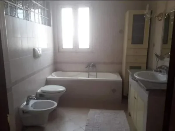 Tirane, jepet me qera apartament 2+1+BLK Kati 3, 120 m² 500 Euro (Rruga e Durresit)