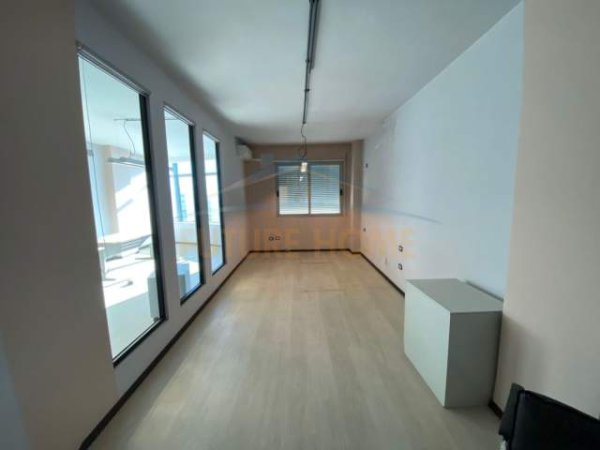 Tirane, shitet apartament 1+1 Kati 8, 87 m² 78000 Euro (Kthesa E Kamzes)
