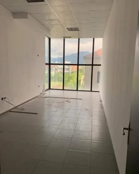 Tirane, jepet me qera ambjent biznesi Kati 6, 600 m² 2.500 Euro (Kamez)