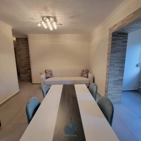 Tirane, jepet me qera apartament 1+1 Kati 4, 60 m² 550 Euro (Brryl)