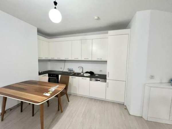 Tirane, shitet apartament 1+1 72 m² 124.000