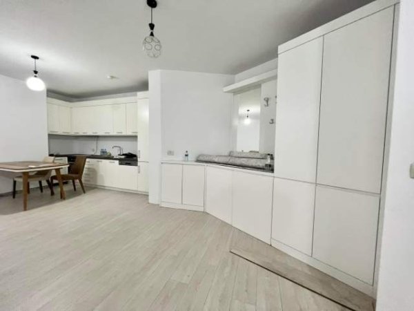 Tirane, shitet apartament 1+1 72 m² 124.000