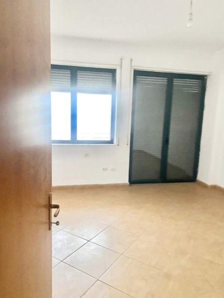 Tirane, shitet apartament 134 m² 225.000 Euro