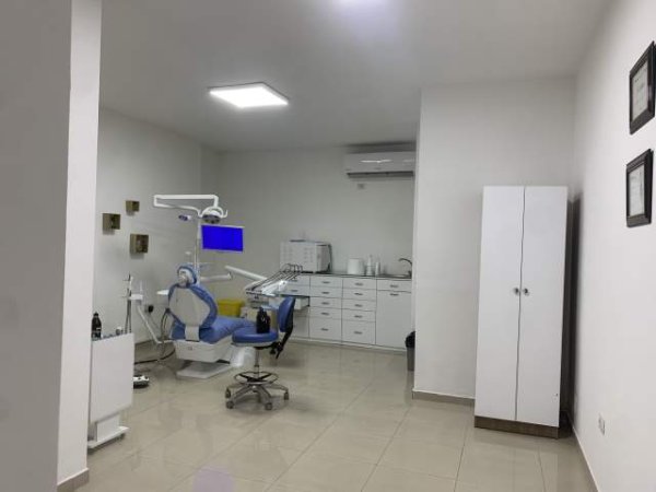 Tirane, Shitet Klinike Dentare me te gjitha pajisjet 50 m² 12.000 €