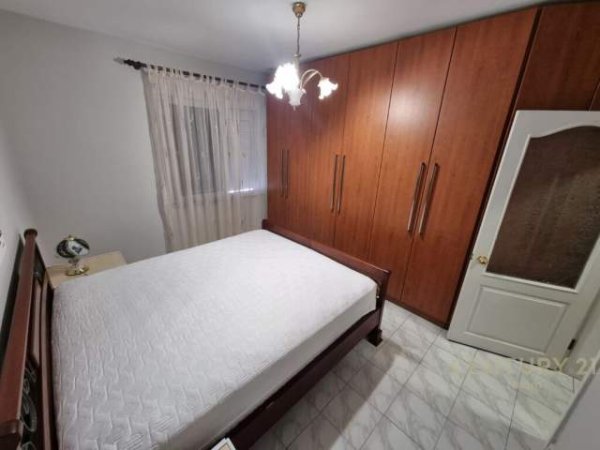 Tirane, jepet me qera apartament 1+1 Kati 3, 62 m² 500 Euro (Komuna e Parisit, prane Stadiumit Dinamo)