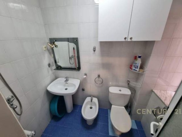 Tirane, jepet me qera apartament 1+1 Kati 3, 62 m² 500 Euro (Komuna e Parisit, prane Stadiumit Dinamo)