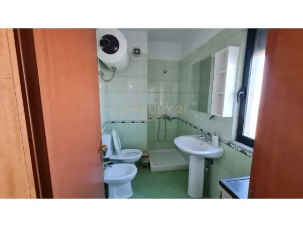 Tirane, jepet me qera garsonier 1+1 Kati 12, 40 m² 350 Euro (Perballe Kompleksit Delijorgji)