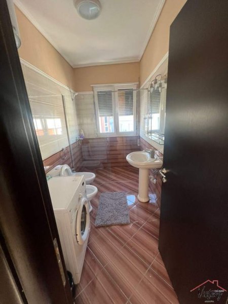 Tirane, jepet me qera apartament 2+1+BLK Kati 4, 137 m² 600 Euro (Kopshti Botanik)