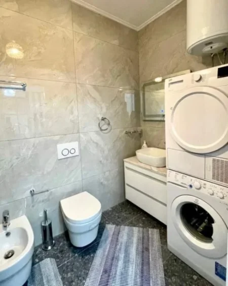 Tirane, jepet me qera apartament 1+1+BLK Kati 4, 60 m² 450 Euro (Brryli)