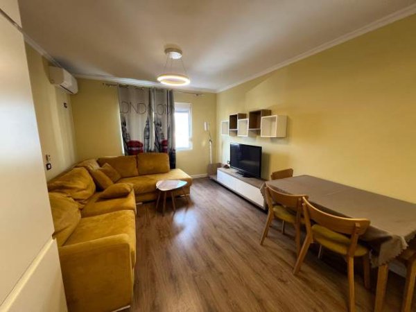 Tirane, jepet me qera apartament 1+1 Kati 4, 52 m² 400 Euro (Brryli)