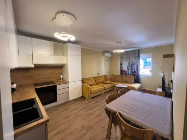 Tirane, jepet me qera apartament 1+1 Kati 4, 52 m² 400 Euro (Brryli)