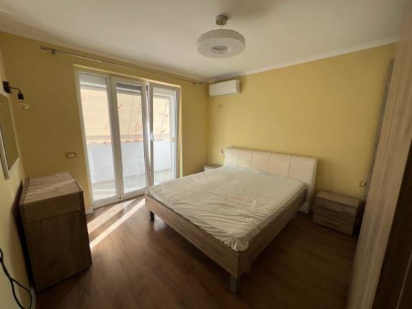 Tirane, jepet me qera apartament 1+1 Kati 4, 52 m² 400 Euro (Brryli)