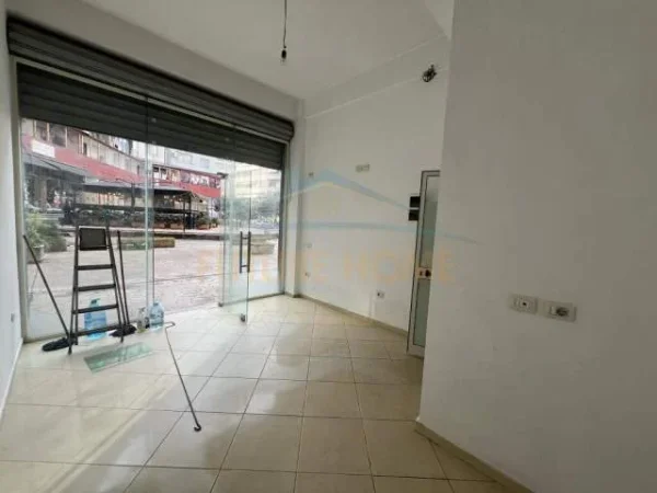 Tirane, jepet me qera ambjent biznesi Kati 0, 20 m² 400 Euro (Unaza re)