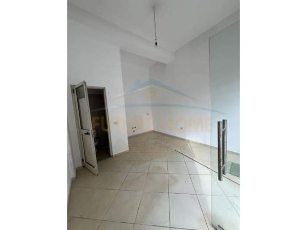 Tirane, jepet me qera ambjent biznesi Kati 0, 20 m² 400 Euro (Unaza re)