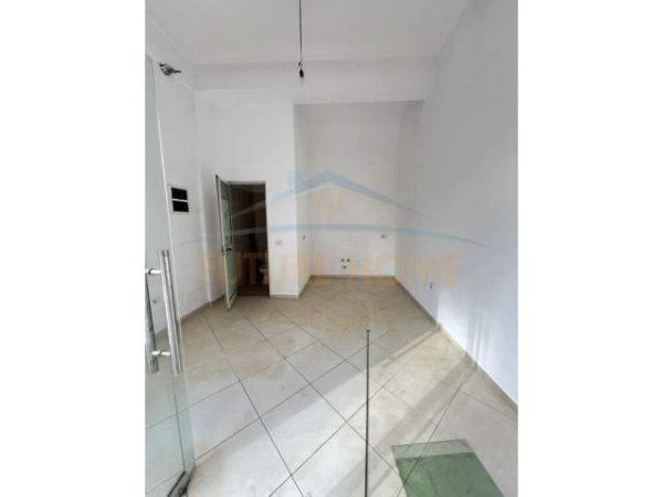 Tirane, jepet me qera ambjent biznesi Kati 0, 20 m² 400 Euro (Unaza re)