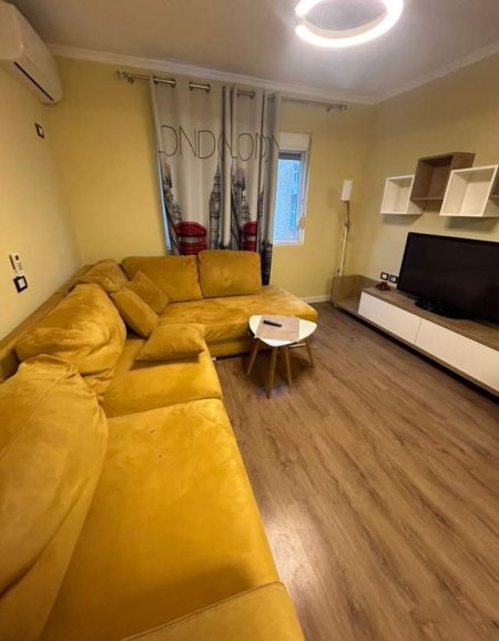 Tirane, jepet me qera apartament 1+1 Kati 4, 55 m² 400 Euro (Rruga Bardhyl)