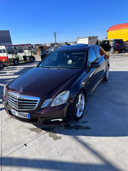 Durres, shes makine Mercedes-Benz E350 Viti 2009,