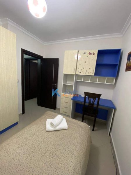 Tirane, jap me qera apartament 3+1+A Kati 2, 90 m² 700 Euro (Pazari i Ri)