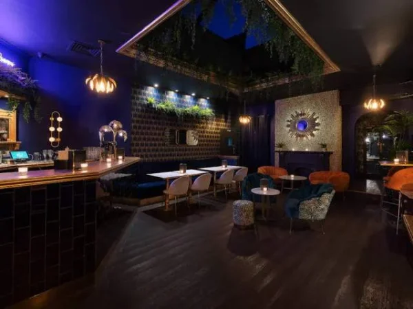 Tirane, jepet me qera lokal Kati 0, 200 m² 1.000 Euro (blloku)