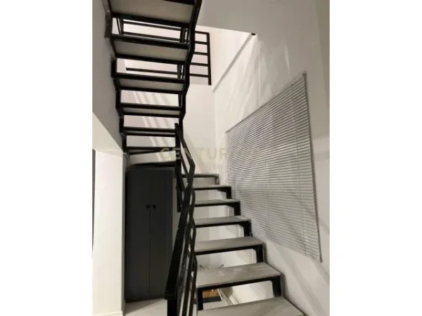 Tirane, jepet me qera apartament Dublex Kati 5, 99 m² 830 Euro (Qender, xhamia)